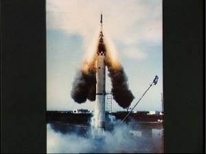 El primer intento MR-1 contempl el encendido prematuro de la torre de escape (Foto: NASA)