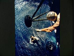 Alan Shepard es rescatado del ocano (Foto: NASA)
