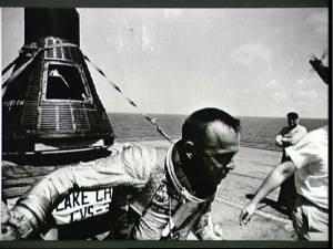 Shepard y su cpsula, a salvo (Foto: NASA)