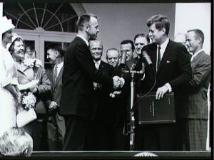 Kennedy felicita a Shepard (Foto: NASA)