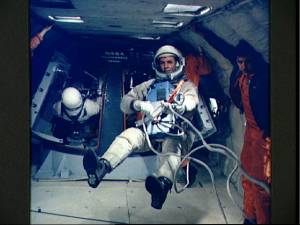 Scott practica su paseo espacial (Foto: NASA)