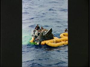 Los astronautas saludan a las fuerzas de rescate (Foto: NASA)