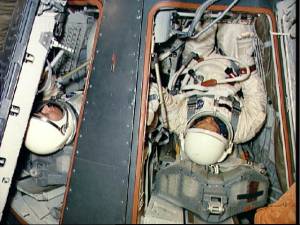 Los dos astronautas, en el interior de su cpsula (Foto: NASA)