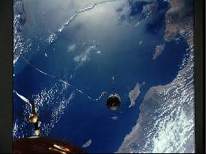 Un cable une las dos naves (Foto: NASA)