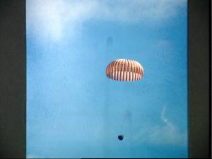 La Gemini desciende hacia el ocano (Foto: NASA)