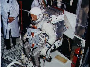 Aldrin ensaya la actividad extravehicular (Foto: NASA)