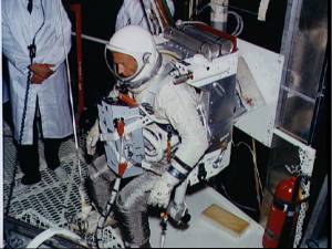 Aldrin ensaya la actividad extravehicular (Foto: NASA)