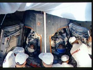 Los astronautas se acomodan en el interior de la Gemini-12 (Foto: NASA)