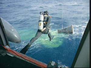 Los hombres rana saltan al agua (Foto: NASA)