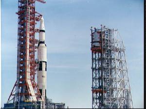 El Apolo-4, el primer Saturn-V, espera el momento de la partida (Foto: NASA)