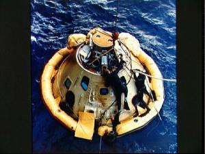 El personal de rescate examina la cpsula del Apolo-6 despus del amerizaje (Foto: NASA)
