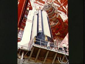 La primera etapa del Saturn-IB, durante el ensamblaje del cohete (Foto: NASA)