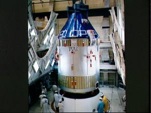 La cpsula es instalada en la cspide del cohete (Foto: NASA)