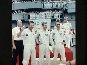 Los astronautas saludan a las fuerzas de rescate (Foto: NASA)