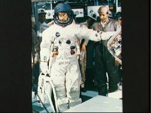 Los astronautas se dirigen hacia el ascensor de servicio (Foto: NASA)