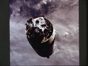 El mdulo lunar se encuentra a punto de ser extrado de la zona de carga del cohete Saturn-V (Foto: NASA)