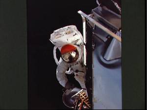 Se inicia el paseo espacial de Schweickart (Foto: NASA)