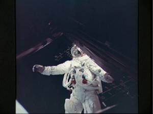 Schweickart se mueve en el exterior de la astronave (Foto: NASA)