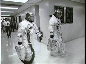 Young y Stafford, con el equipo de lanzamiento (Foto: NASA)