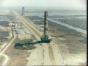 El cohete Saturn SA-505 es llevado a la rampa de despegue (Foto: NASA)