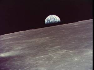 La Tierra vista sobre el limbo lunar (Foto: NASA)