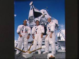 Los tres astronautas posan frente a un modelo del mdulo lunar (Foto: NASA)