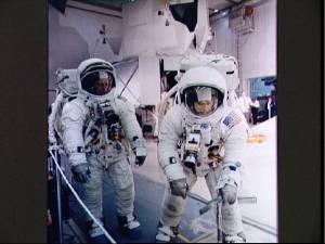 Los astronautas practican con el utillaje que emplearn en la Luna (Foto: NASA)
