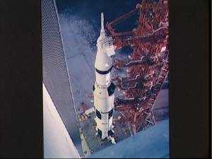 El SA-507 sale del edificio de ensamblaje de vehculos (Foto: NASA)