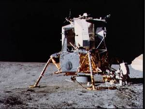 El mdulo lunar se pos cerca de un crter (Foto: NASA)