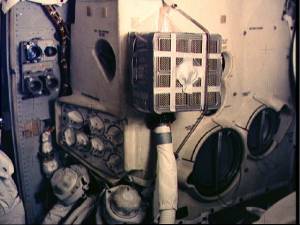 El purificador de aire improvisado (Foto: NASA)