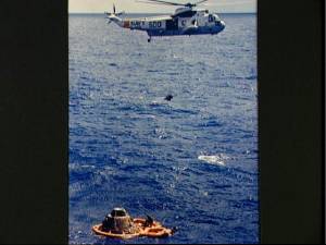 El helicptero se lleva a los astronautas (Foto: NASA)