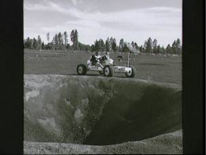 Los astronautas se entrenan con el simulador del L.R.V. (Foto: NASA)