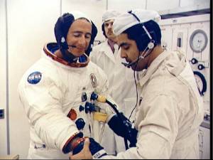Uno de los astronautas es asistido por el personal tcnico (Foto: NASA)