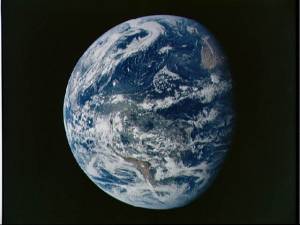 La Tierra queda atrs (Foto: NASA)