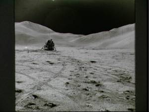 El mdulo lunar se recorta sobre el grisceo terreno (Foto: NASA)
