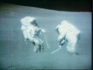 Los astronautas tratan de mover ciertas muestras interesantes (Foto: NASA)