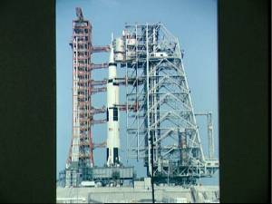 El Saturn SA-511, junto a la torre de servicio (Foto: NASA)