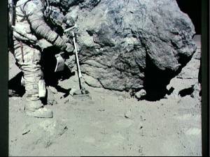 Uno de los astronautas toma muestras cerca de una roca (Foto: NASA)