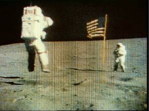 Imagen televisiva de los astronautas en accin (Foto: NASA)