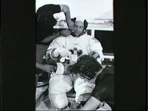 El astronauta se equipa para el viaje (Foto: NASA)