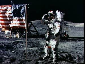 El tradicional saludo junto a la bandera (Foto: NASA)