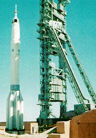 El lanzador UR-500K, junto a una cosmonave L-1 (Foto: Mark Wade)