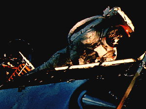 Schweickart "desciende" a travs de una de las patas del mdulo lunar (Foto: NASA)