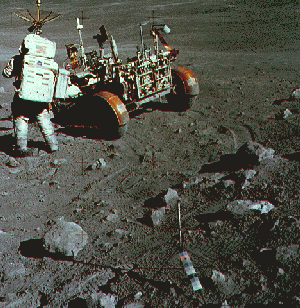 El L.R.V. deja sus propias huellas en el polvo lunar (Foto: NASA)