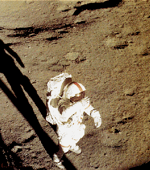 El astronauta proyecta su sombra sobre el suelo lunar (Foto: NASA)