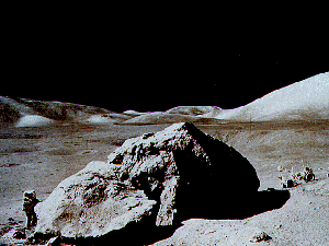 La famosa gran roca empequeece al astronauta y al rover (Foto: NASA)