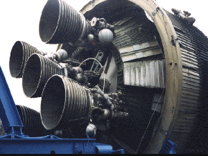 Los motores de la primera fase del Saturn-V (Foto: NASA)