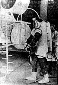 Un cosmonauta trajeado se dispone a penetrar en el mdulo LK (Foto: Mark Wade)