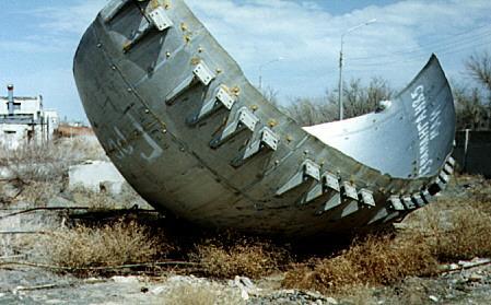 Un fragmento de un N-1, abandonado como chatarra (Foto: Mark Wade)