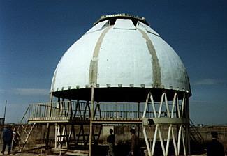 Una seccin de un tanque de propelentes de un N-1 sirve como parasol (Foto: Mark Wade)